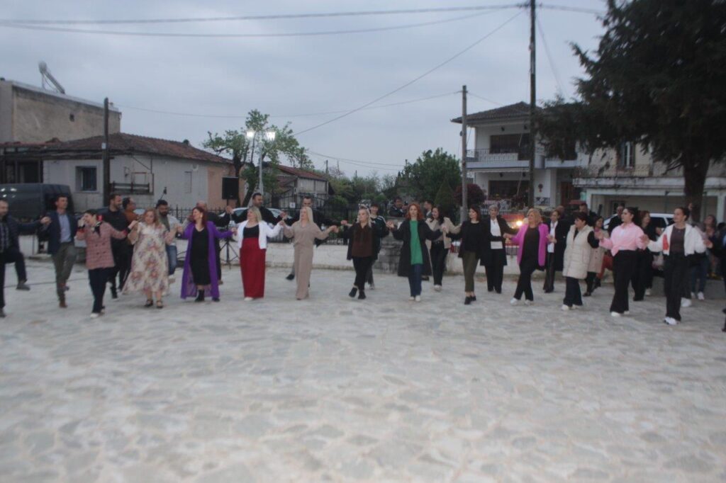 IMG_9773.jpg Πηγή Τρικάλων: Πασχαλινό «Σεργιάνι» με χορούς και συμμετοχή κόσμου