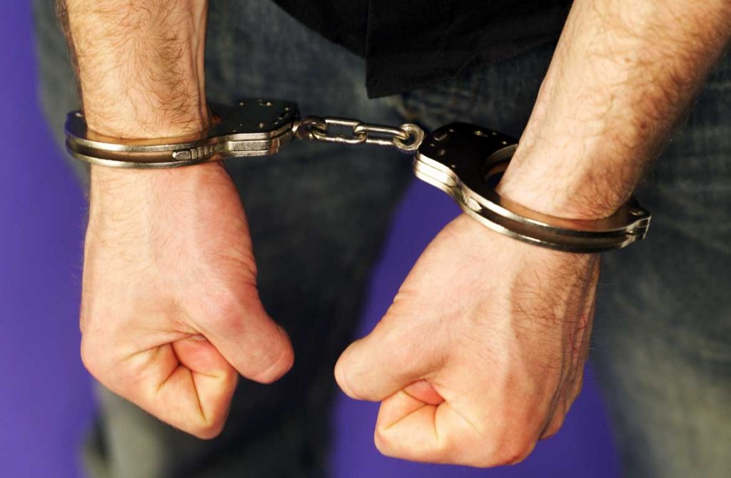 ​Χειροπέδες σε ιδιοκτήτη καταστήματος που εξέδιδε την αλλοδαπή υπάλληλό του στη Λαμία