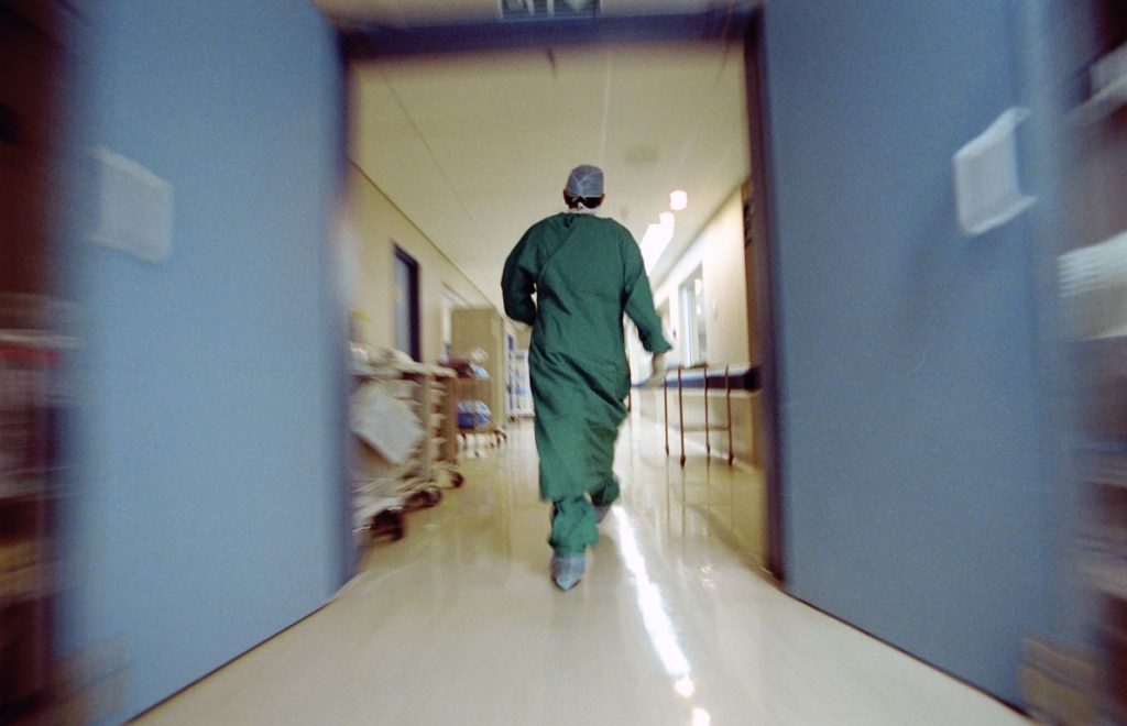 Νοσηλευτής θεωρείται ύποπτος για δεκάδες φόνους!