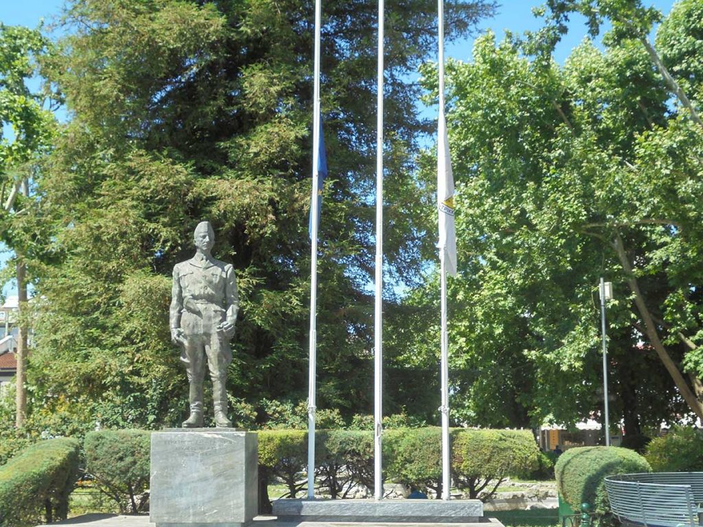 Μεσίστιες οι σημαίες στην κεντρική πλατεία των Τρικάλων