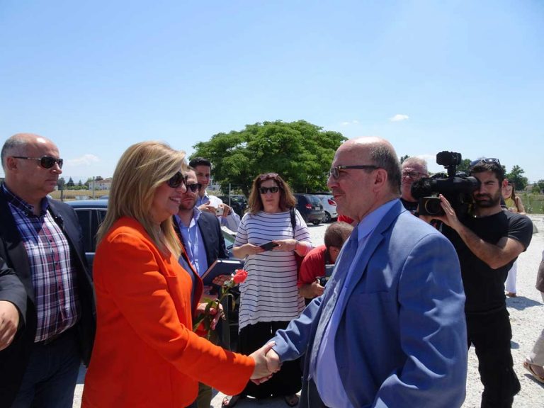 Επίσκεψη της Φώφης Γεννηματά στο ΑΤΕΙ Θεσσαλίας που πήρε και δενδρύλλια κλωστικής κάνναβης