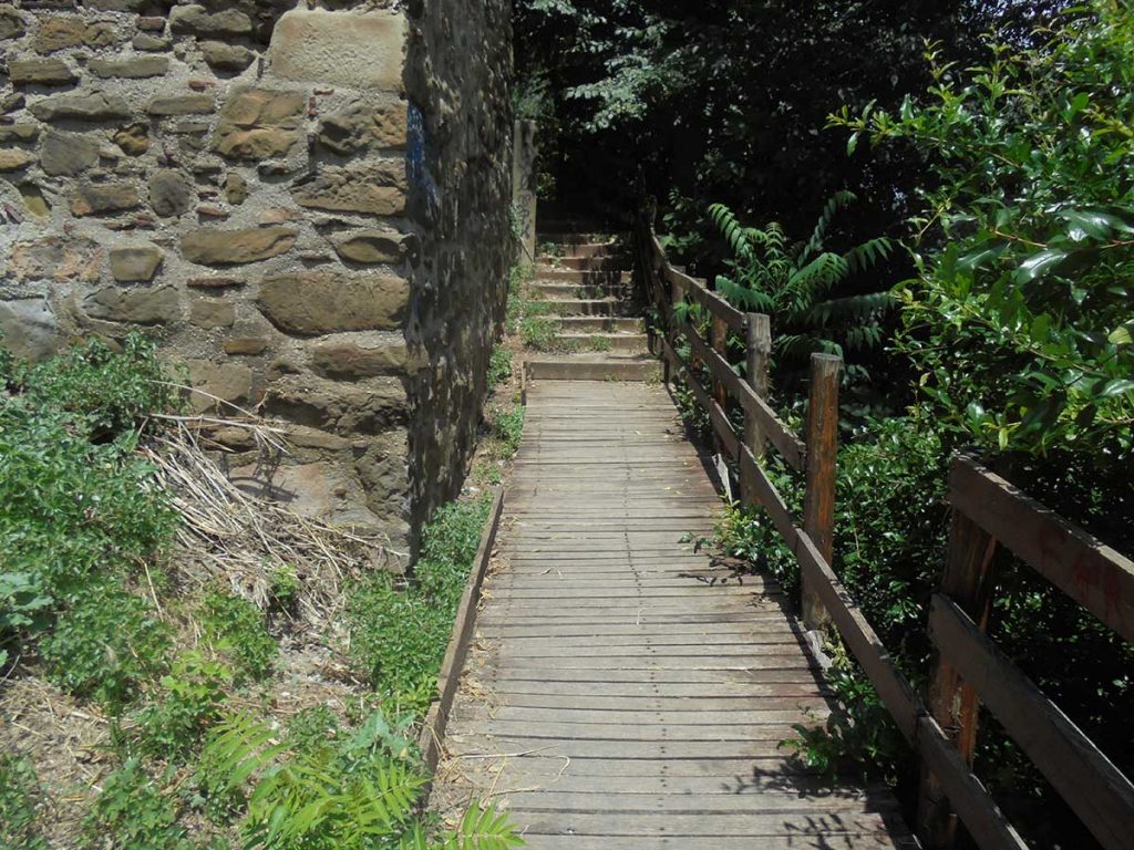 Χωρίς συντήρηση η περιπατητική διαδρομή πέριξ του Φρουρίου Τρικάλων