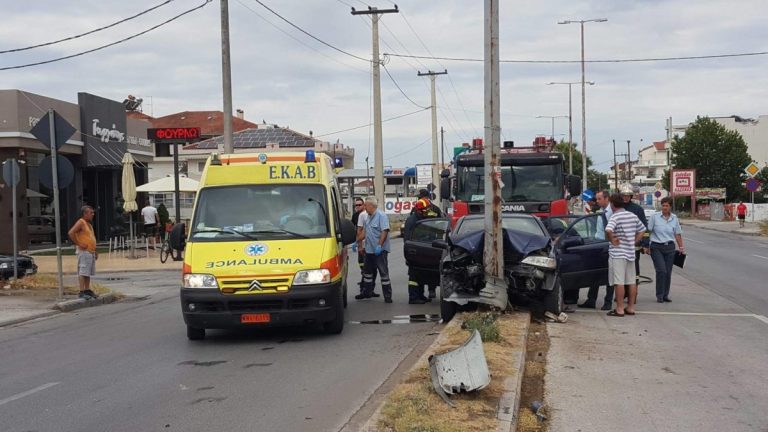 Αυτοκίνητο …καρφώθηκε σε κολώνα στο κέντρο της Λάρισας