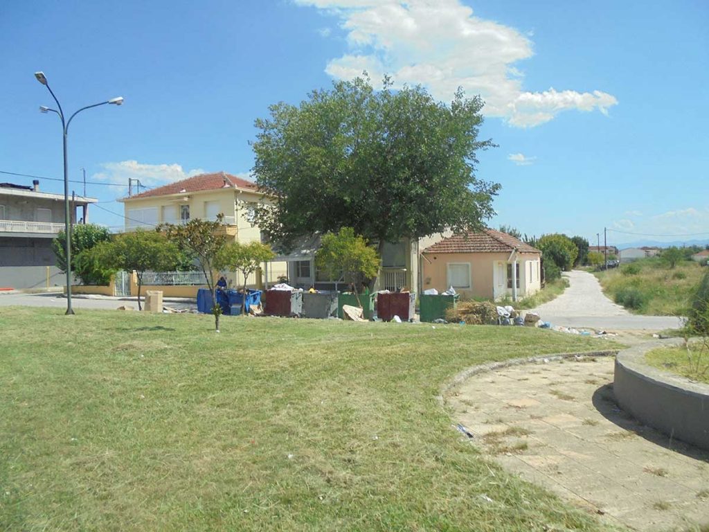 ​Βουτιές σε …κάδους απορριμμάτων στα Τρίκαλα για την ανεύρεση παιχνιδιών…