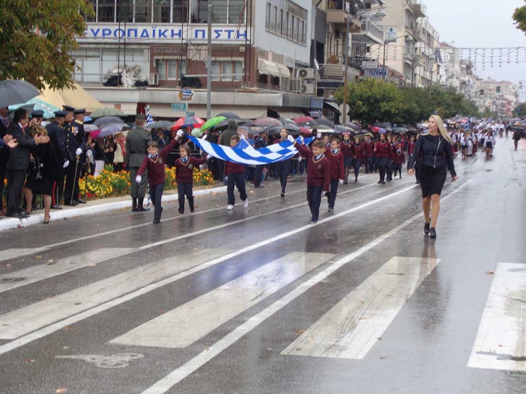 ​Σε …χειμωνιάτικο σκηνικό η παρέλαση στα Τρίκαλα