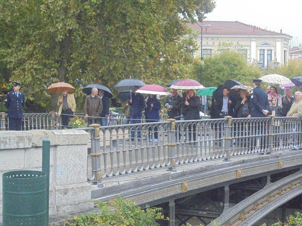 Με …ομπρέλες και …νάιλον η παρέλαση στα Τρίκαλα