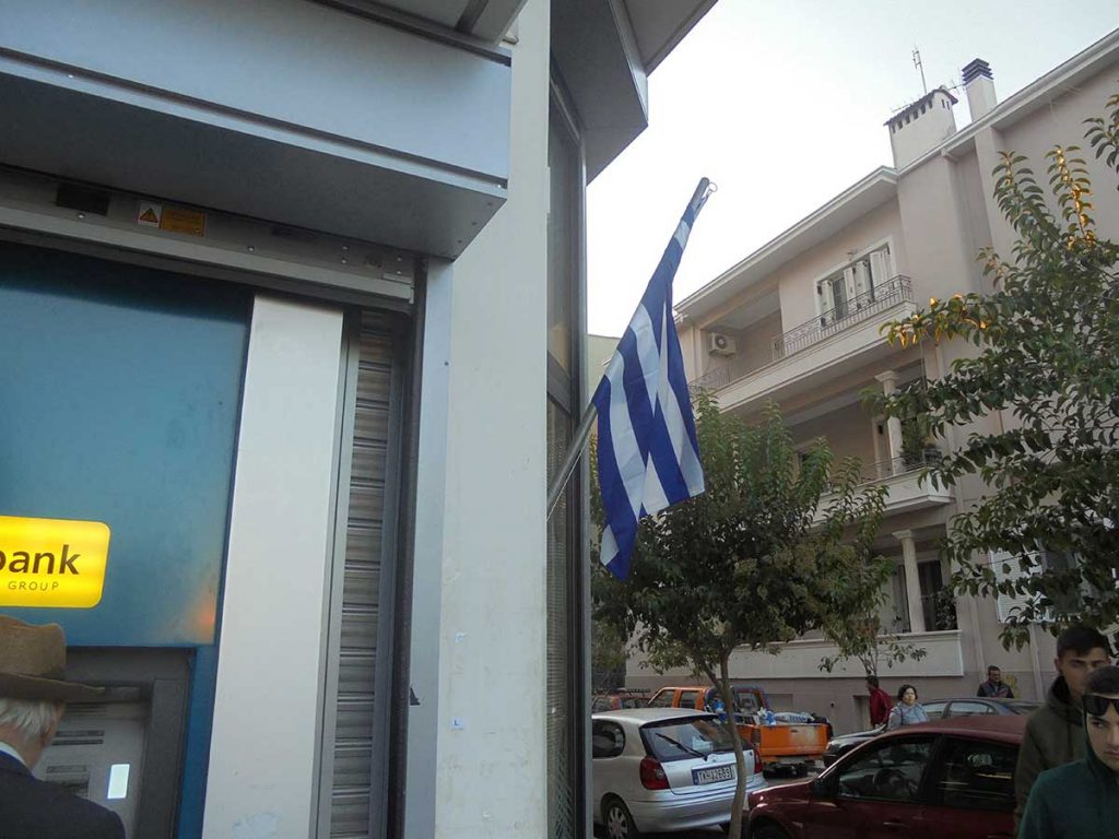 Ελάχιστες γαλανόλευκες στα μπαλκόνια των Τρικάλων
