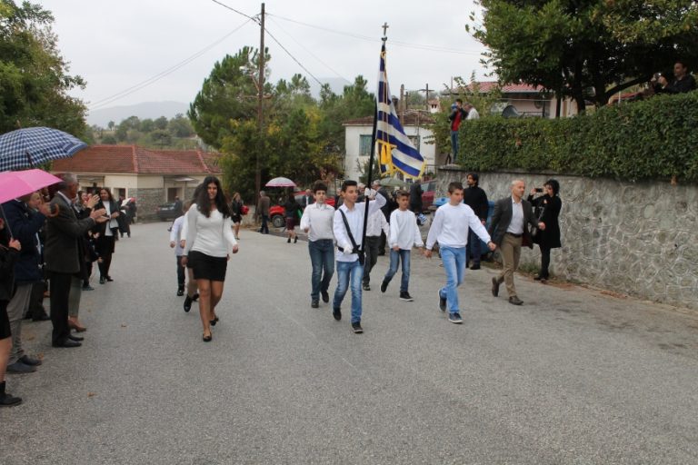 Υπό βροχή η παρέλαση στην Οξύνεια