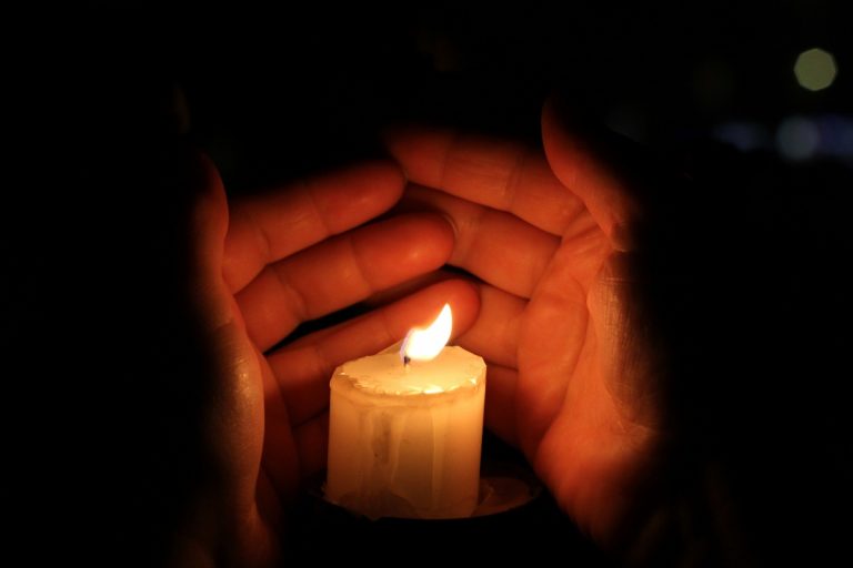 Κινδύνεψαν να καούν τρία αδέλφια σε σπίτι χωρίς ρεύμα