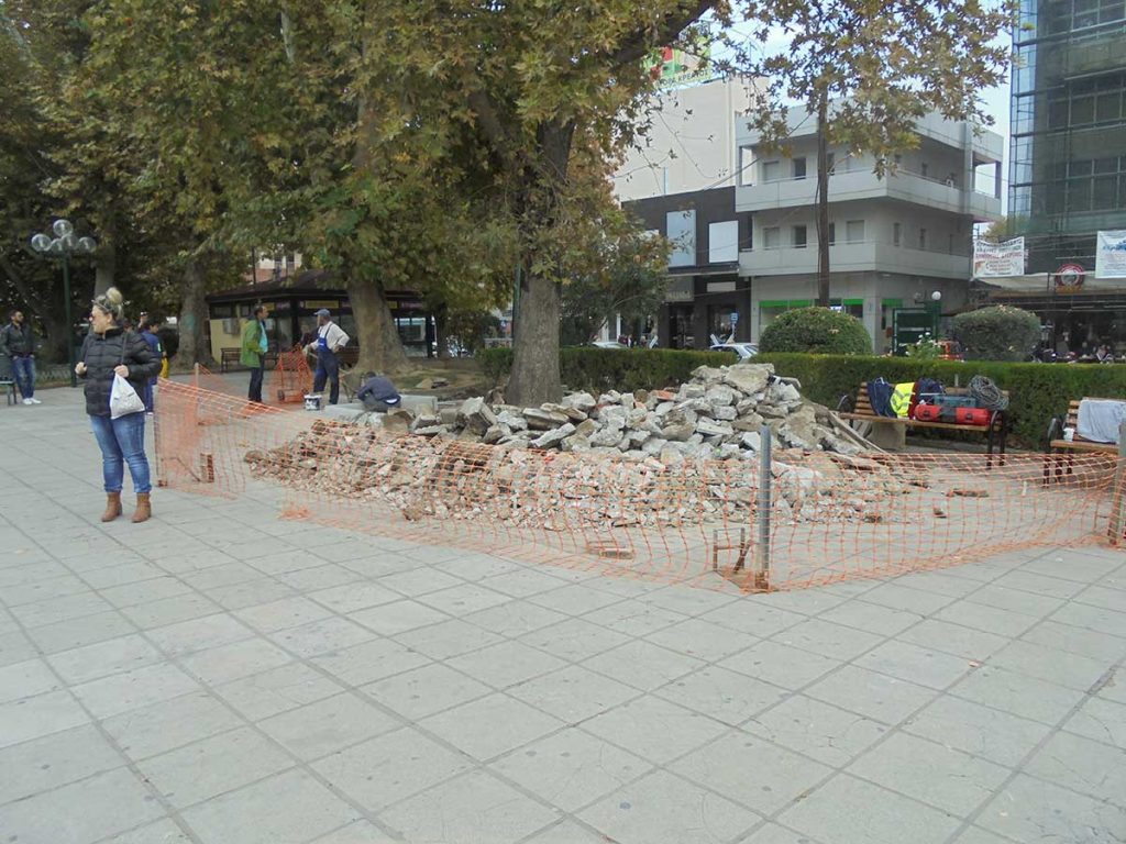 ​Βομβαρδισμένο τοπίο η κεντρική πλατεία των Τρικάλων