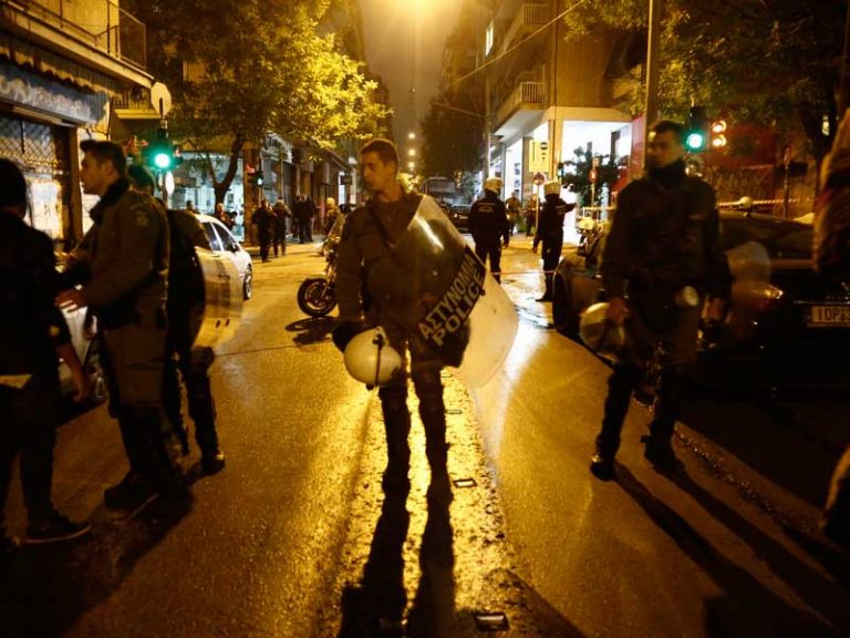 ​Στο «στόχαστρο» τα ΜΑΤ έξω από τα γραφεία του ΠαΣοΚ