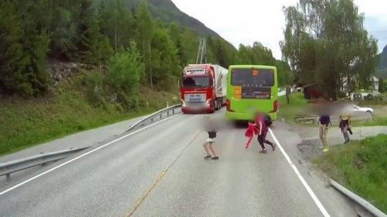 Φορτηγατζής φρέναρε την ύστατη στιγμή και έσωσε τη ζωή απρόσεκτου παιδιού