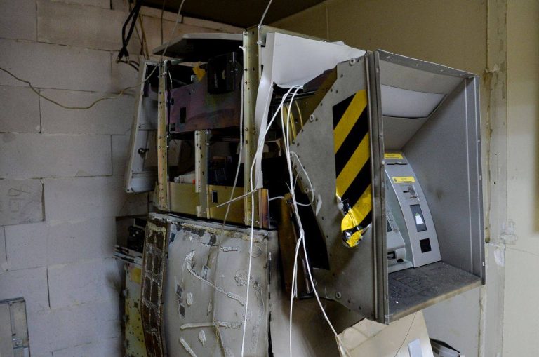 Ανατίναξαν ΑΤΜ και διέφυγαν με τα μετρητά με κλεμμένο όχημα