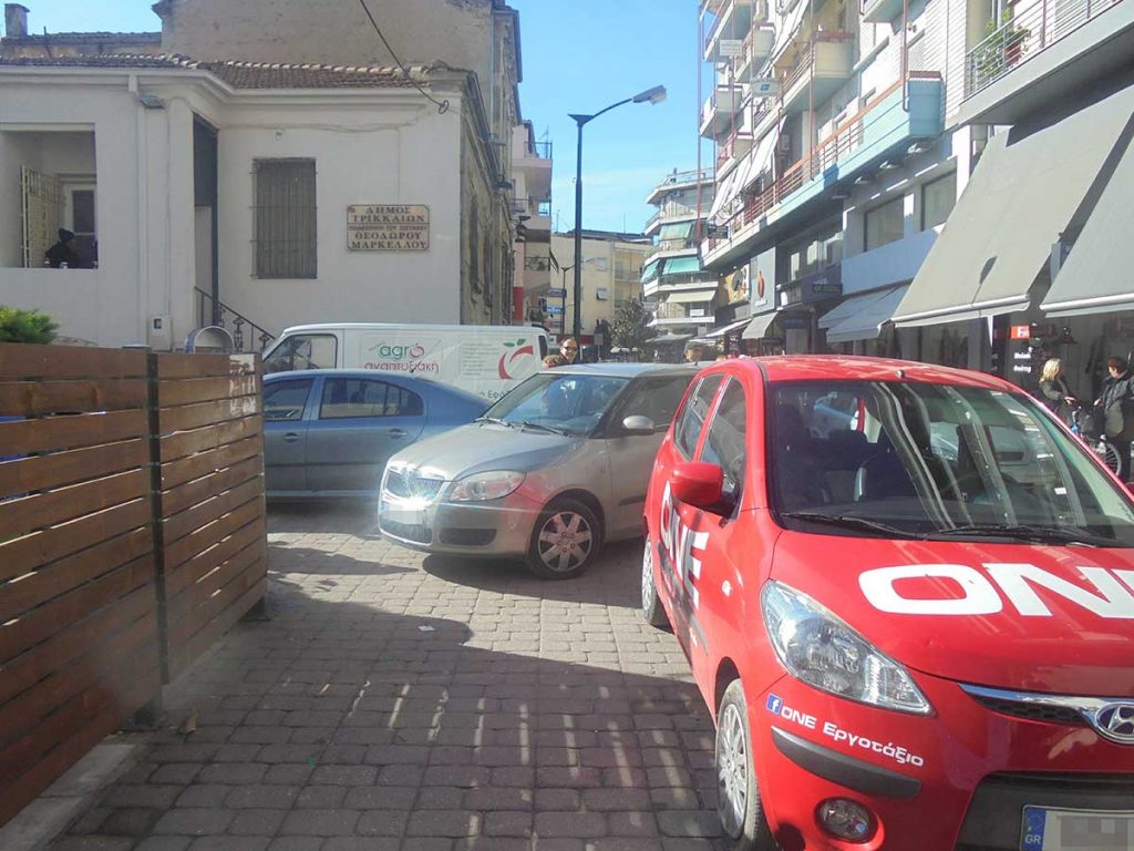 ​Μπροστά στα …μάτια της Δημοτικής Αστυνομίας