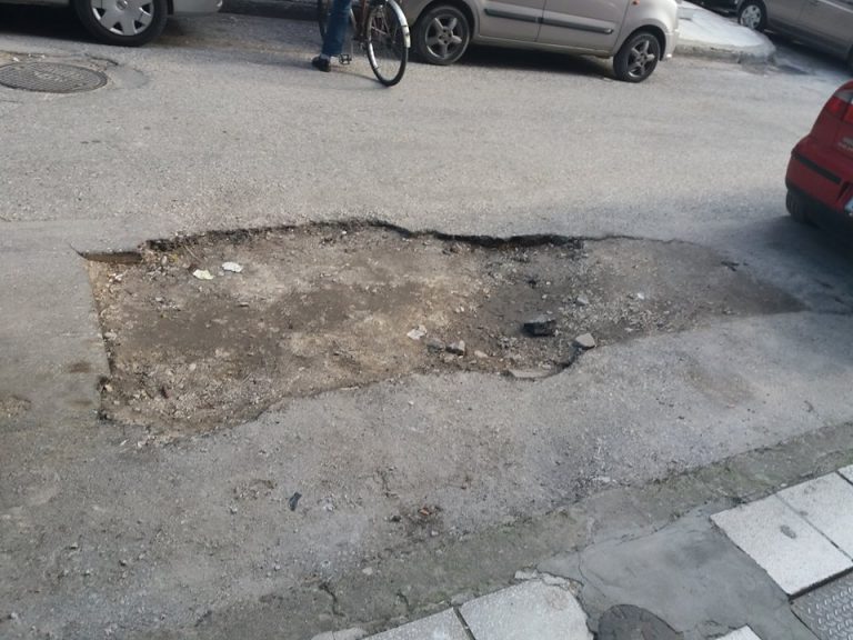 Λακκούβες και σκουπίδια περιμένουν τους επισκέπτες στο κέντρο των Τρικάλων