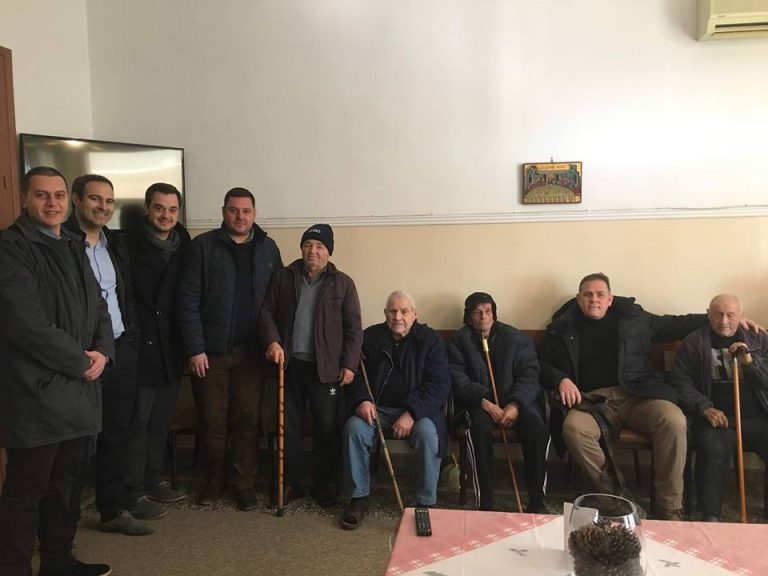 Δίπλα στους φιλοξενούμενους του Γηροκομείου