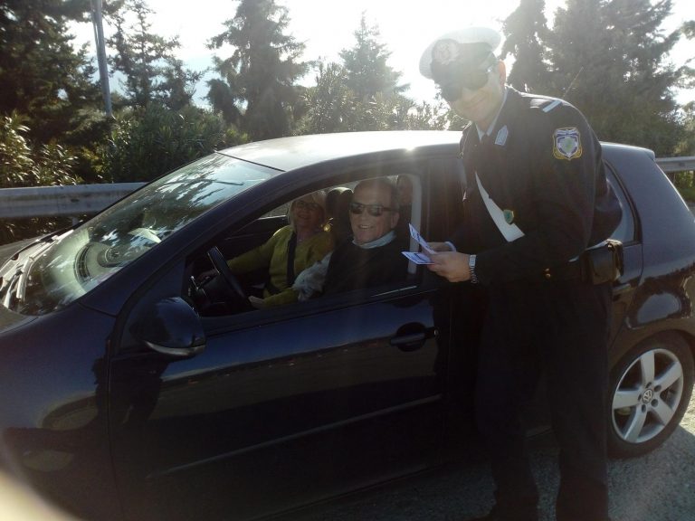 Ενημερωτικά φυλλάδια διένειμαν τροχονόμοι ενόψει των εορτών των Χριστουγέννων