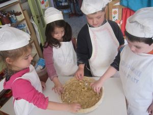 Με τα δυο χεράκια ανοίγω φυλλαράκια…