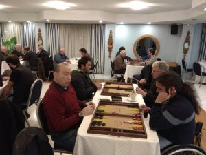 Κοπή πίτσας για τους ταβλαδόρους