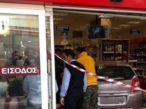 Αυτοκίνητο «εισέβαλε» σε σούπερ μάρκετ