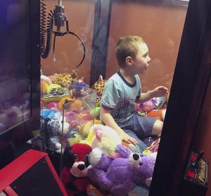 Αγοράκι εγκλωβίστηκε μέσα στη «δαγκάνα» με τα κουκλάκια