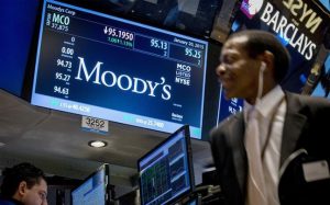 Έκανε την έκπληξη ο Οίκος «Moody’s» προεξοφλώντας «καθαρή έξοδο» της Ελλάδας από τα μνημόνια