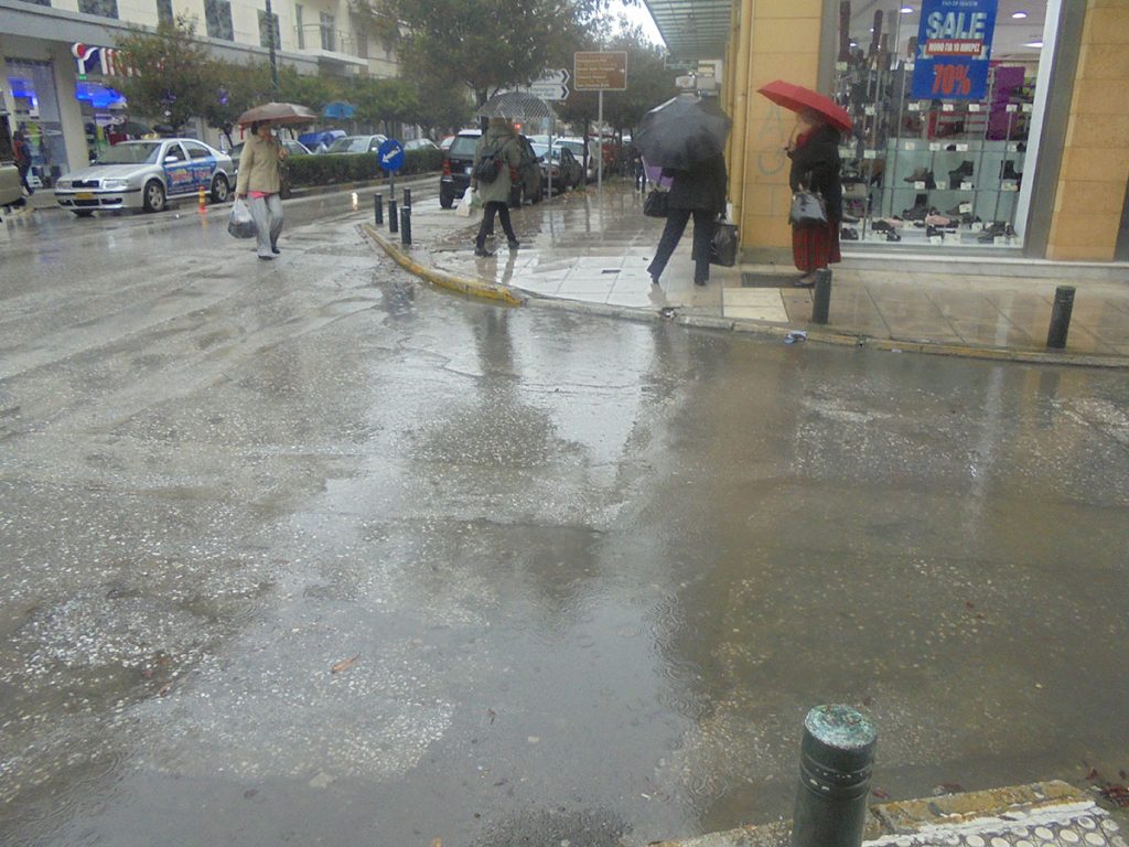 Ξανά …ομπρέλες στα Τρίκαλα την πόλη των …λιμνών