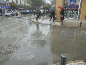 Ξανά …ομπρέλες στα Τρίκαλα την πόλη των …λιμνών