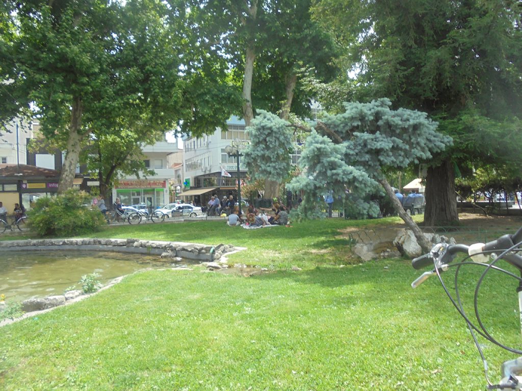 Ξεκίνησε το … camping στην κεντρική πλατεία των Τρικάλων