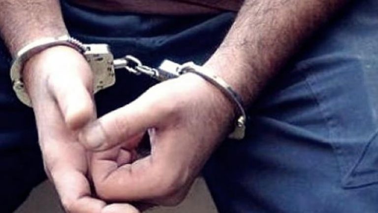 Έφοδος σε οικία 52χρονου και …χειροπέδες