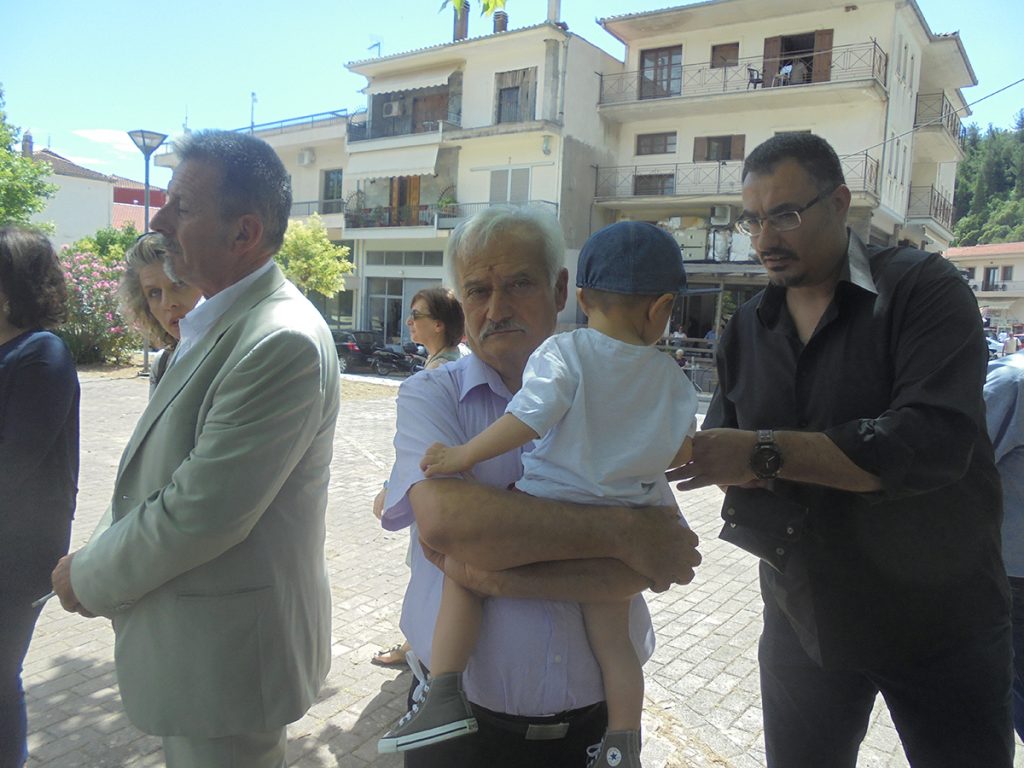 Βάζει …πλάτη ο παππούς