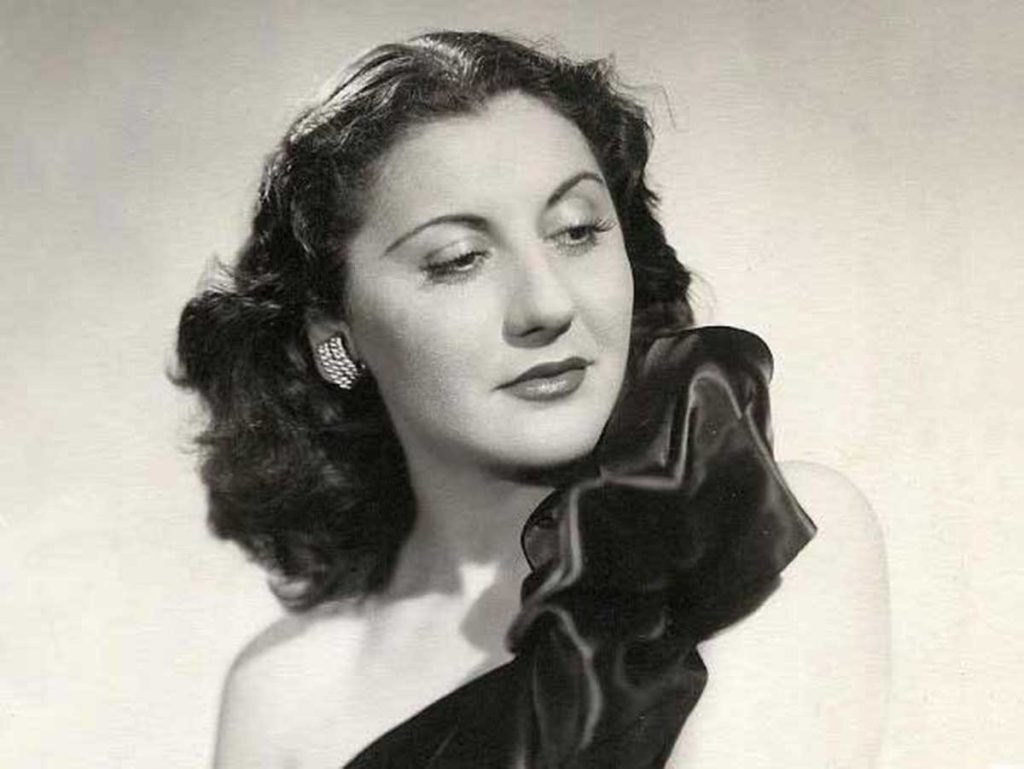 ​Μεθεόρτια με την πρώτη ροκ Ελληνίδα που μεταμφιέστηκε καλόγρια