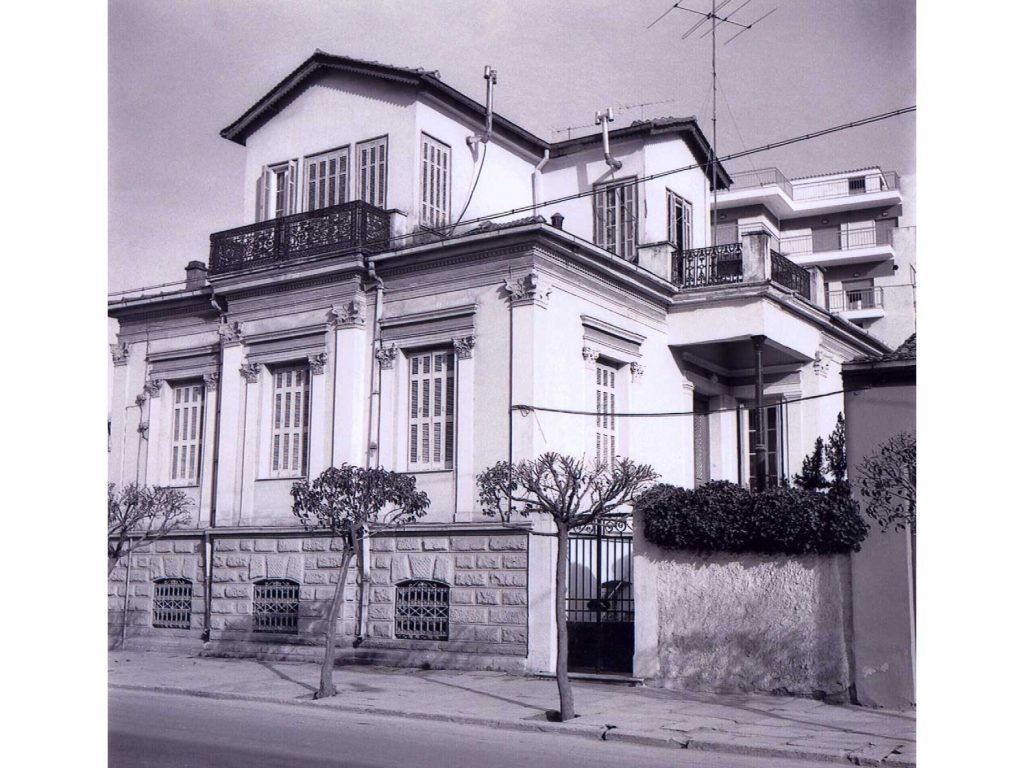 Και όμως παραμένει όρθιο…