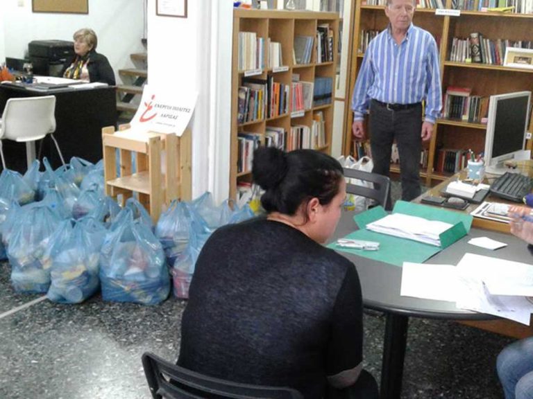 ​Διανομή των «κερδών» των Ενεργών Πολιτών Λάρισας στις άπορες οικογένειες που υποστηρίζουν