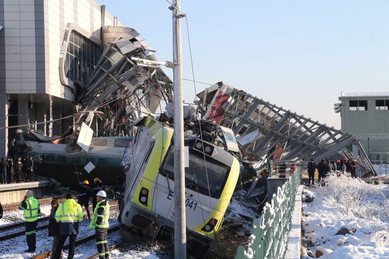 Άγκυρα: Τραγικό δυστύχημα με διερχόμενη αμαξοστοιχία-Τουλάχιστον 9 νεκροί και 47 τραυματίες