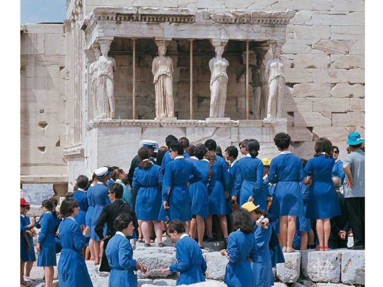 ​Η μπλε ποδιά και οι καρυάτιδες