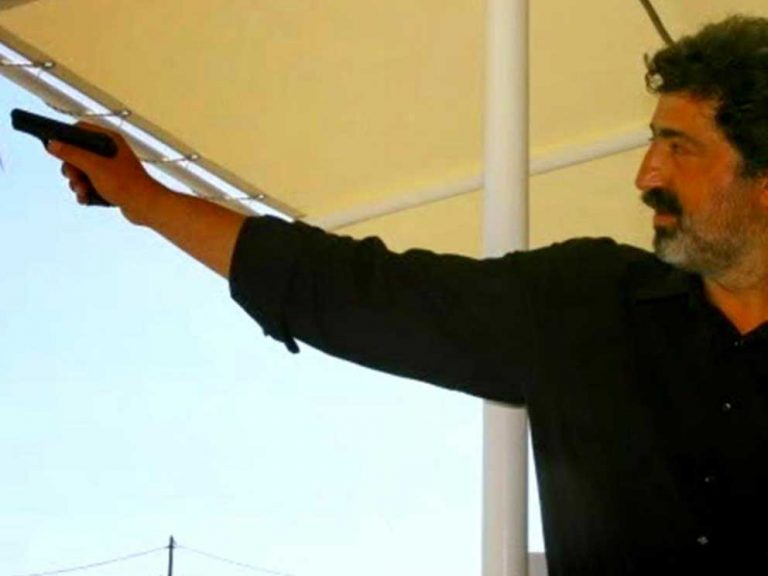 ΑΥΤΟΣ ΔΕΝ ΝΤΡΕΠΕΤΑΙ. ΕΚΕΙΝΟΙ ΟΜΩΣ ΠΟΥ ΤΟΝ ΨΗΦΙΣΑΝ;