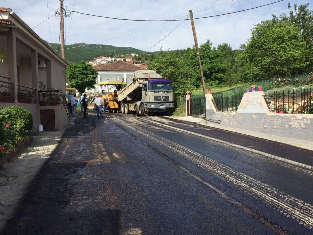 ​Ολοκληρώνεται η ασφαλτόστρωση του κεντρικού δρόμου του Αμπελικού στην Καρδίτσα