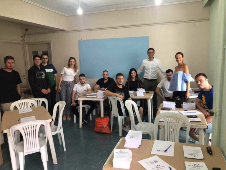 ​Νέοι άνθρωποι στο πλευρό του Μικέλη