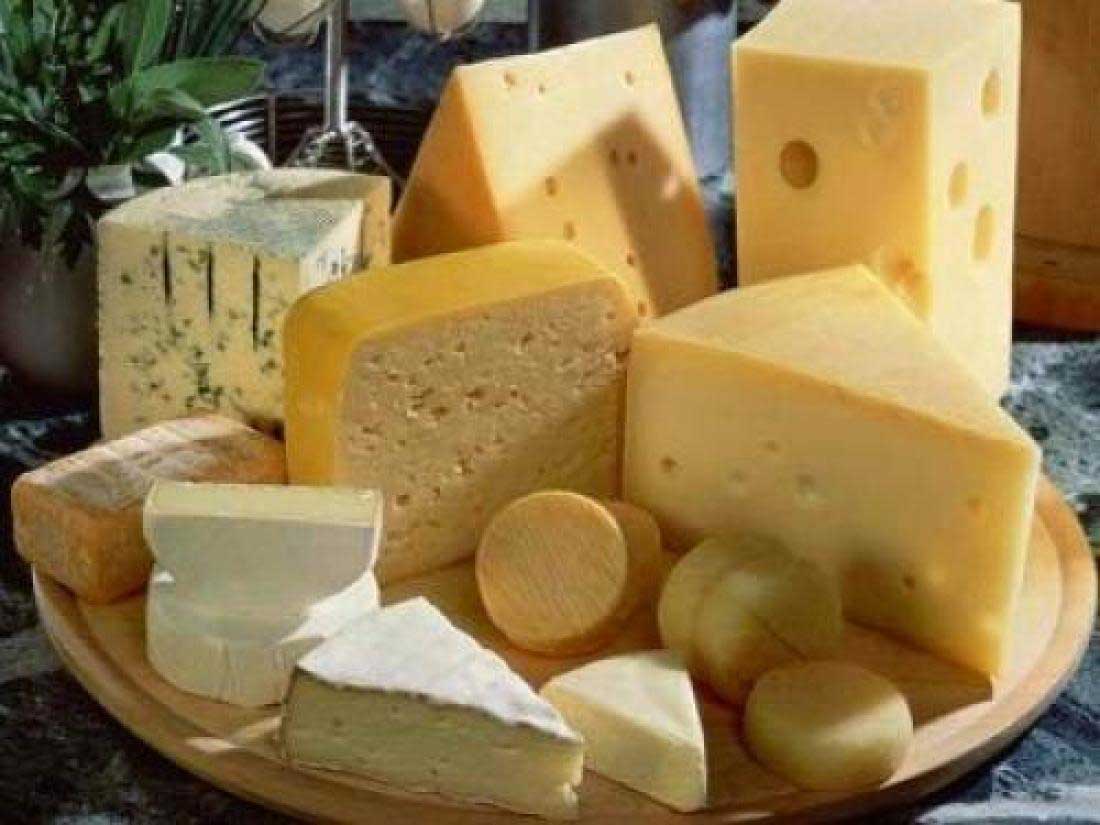 Как отличить сыр. Сыр твердый. Ассортимент сыра. Несколько видов сыра. Много сыра.