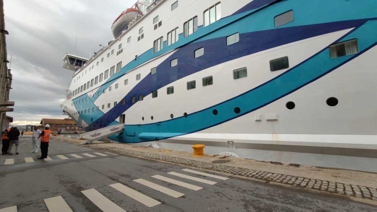 Στο λιμάνι της Θεσσαλονίκης το κρουαζιερόπλοιο Crown Iris