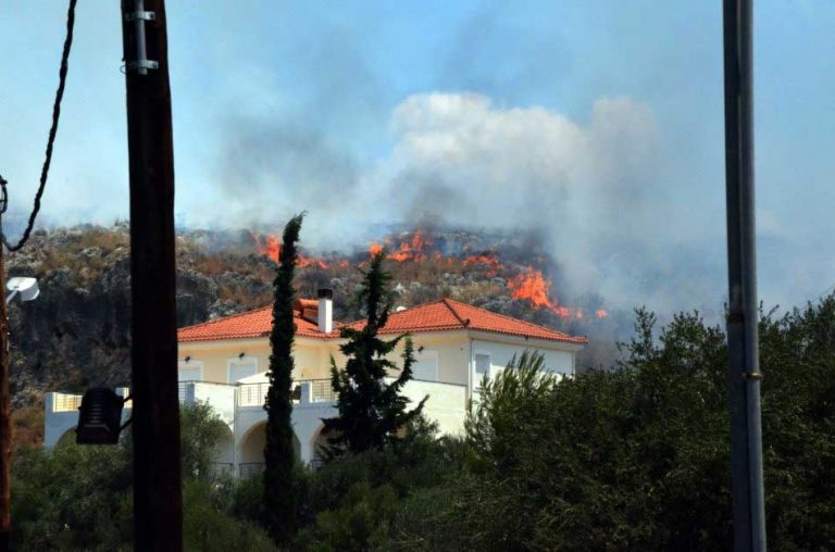 Σε εξέλιξη μεγάλη πυρκαγιά στο Ναύπλιο