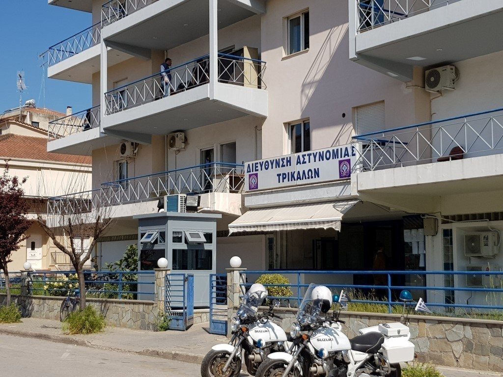 Και ο Παπασίκας στο Αστυνομικό Τμήμα – Πρωτοφανές επεισόδιο βίας στο Δημαρχείο Τρικάλων