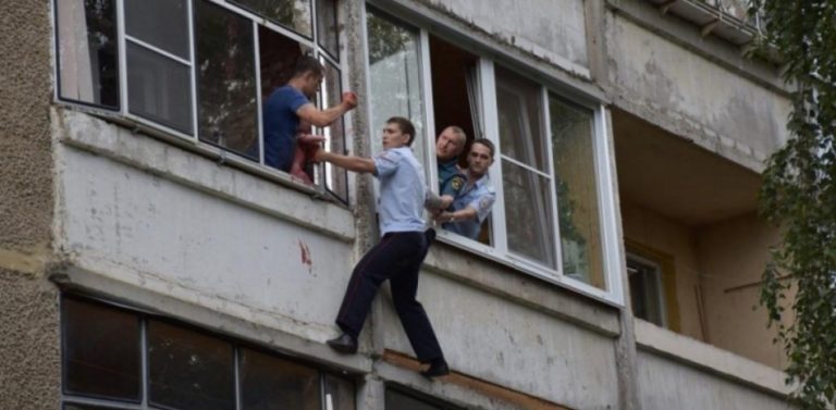 Ρωσία: Αστυνομικός έσωσε βρέφος που απειλούσε να πετάξει στο κενό ο πατέρας