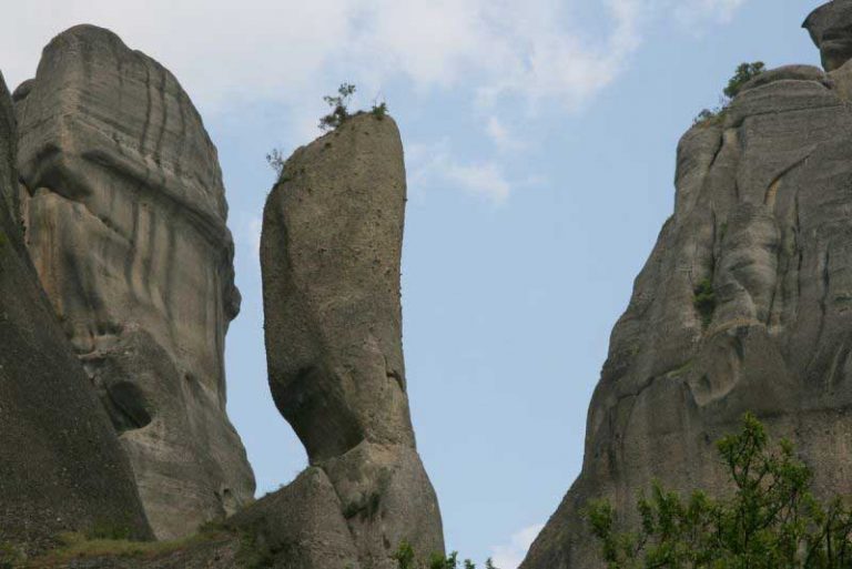 Τα παράνομα Μετέωρα με την κάλυψη του κράτους
