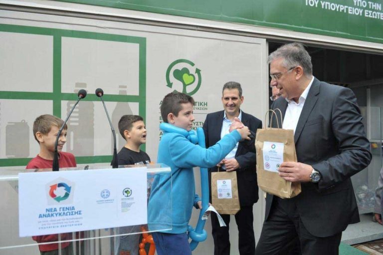 Εγκαινιάστηκε το πρώτο «σπιτάκι ανταποδοτικής ανακύκλωσης» στην Καλλιθέα