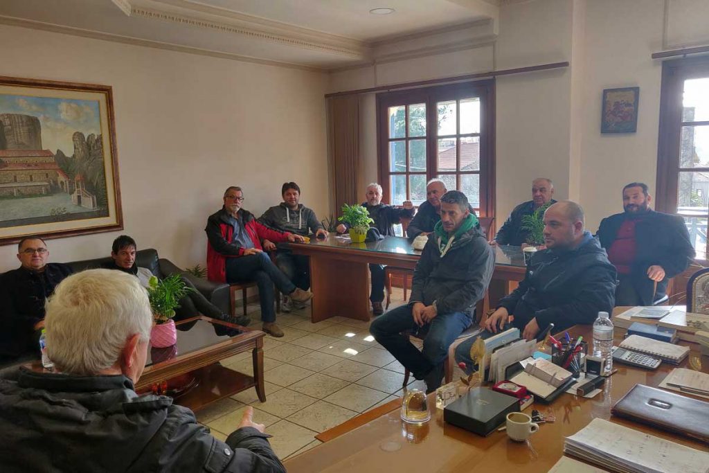 Σύσκεψη στο Δήμο Μετεώρων για μεταφορά αδέσποτων