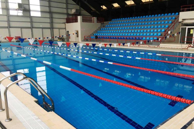 Το Δημοτικό Κολυμβητήριο Τρικάλων όπου συνεχίζονται οι εργασίες συντήρησης στις πισίνες