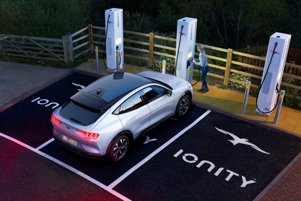 Με ταχεία φόρτιση 10 μόλις λεπτών η ηλεκτρική Mustang Mach-E προσθέτει επιπλέον 119 km αυτονομίας