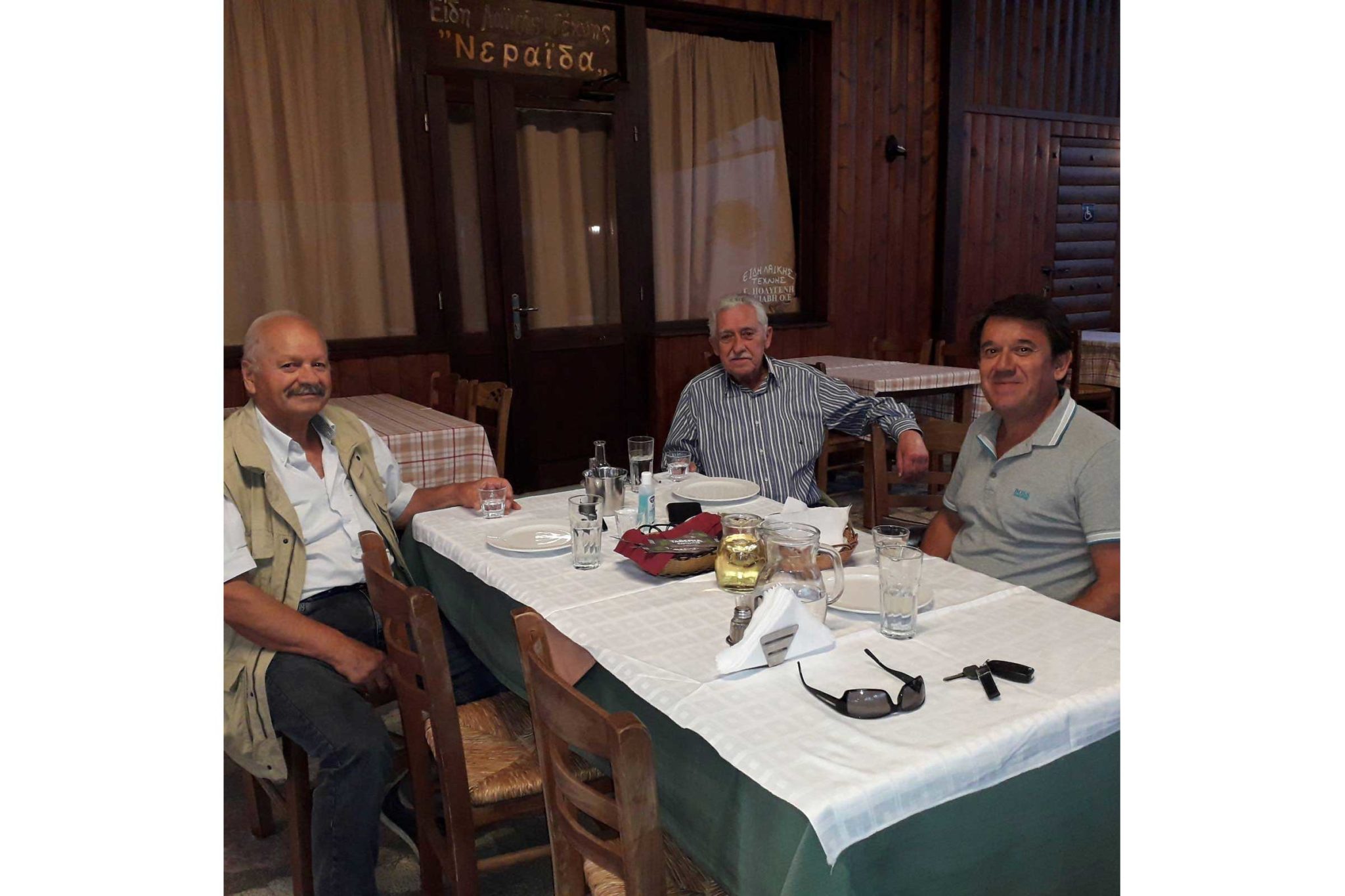 Παρέα με γνωστούς Τρικαλινούς στο Νεραϊδοχώρι ο Φώτης Κουβέλης